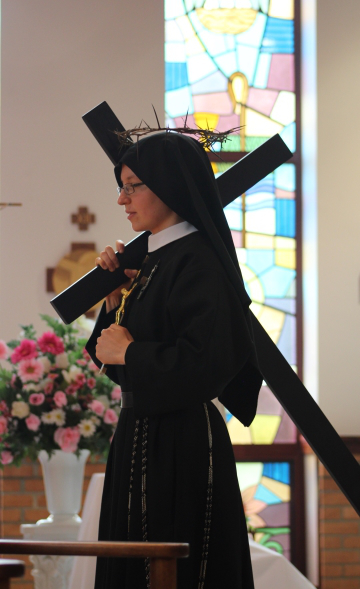 Passionist_Nuns_Cross_Crown_First_Profession