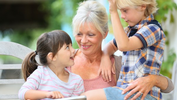 GRAND-MERE AVEC SES PETITS-ENFANTS