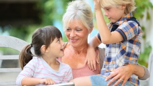 GRAND-MERE AVEC SES PETITS-ENFANTS