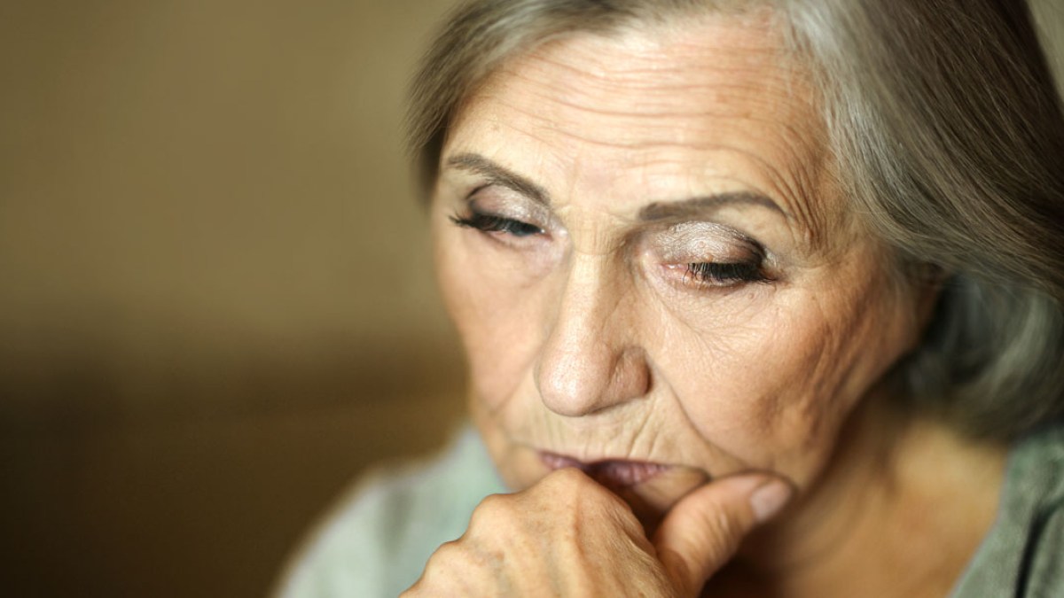 ELDERLY,WOMAN,THOUGHTFUL,PENSIVE,SAD