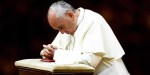 PAPIEŻ FRANCISZEK PODCZAS MODLITWY