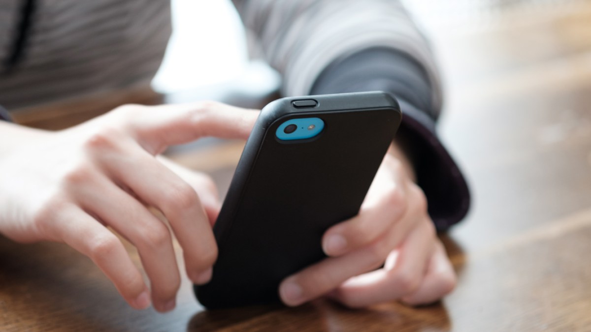 TEEN,PHONE,HANDS