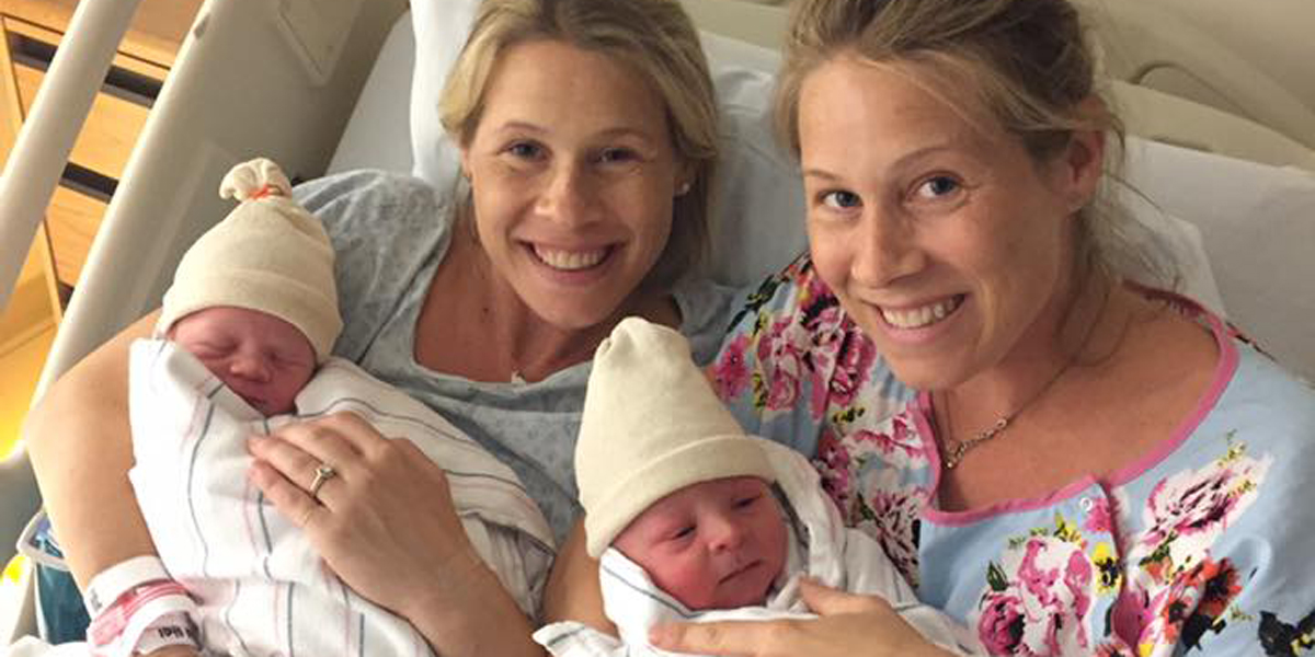 Identical twin sisters give birth within hours of each otherAleteia