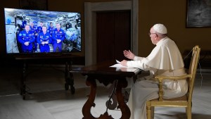 PAPIEŻ FRANCISZEK ROZMAWIA Z ASTRONAUTAMI