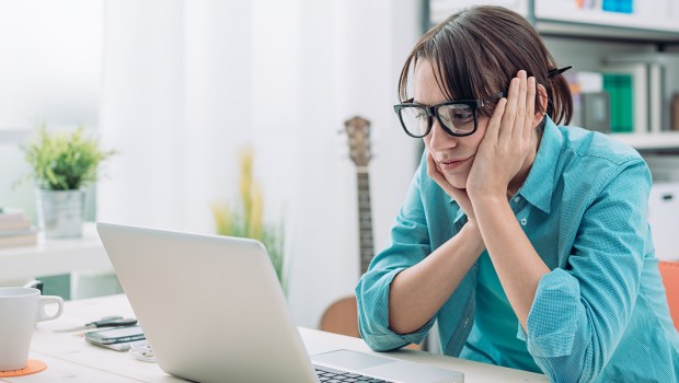 ZNUDZONA KOBIETA W PRACY