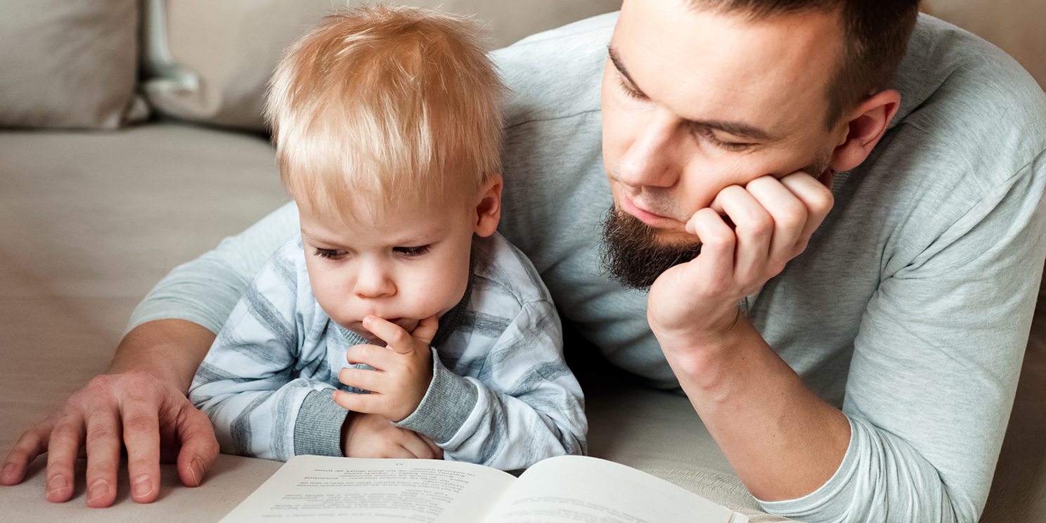 Ojciec czytający książkę synowi
