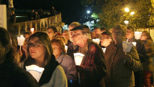 Procesja światła w Lourdes