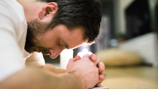 MĘŻCZYZNA PODCZAS MODLITWY