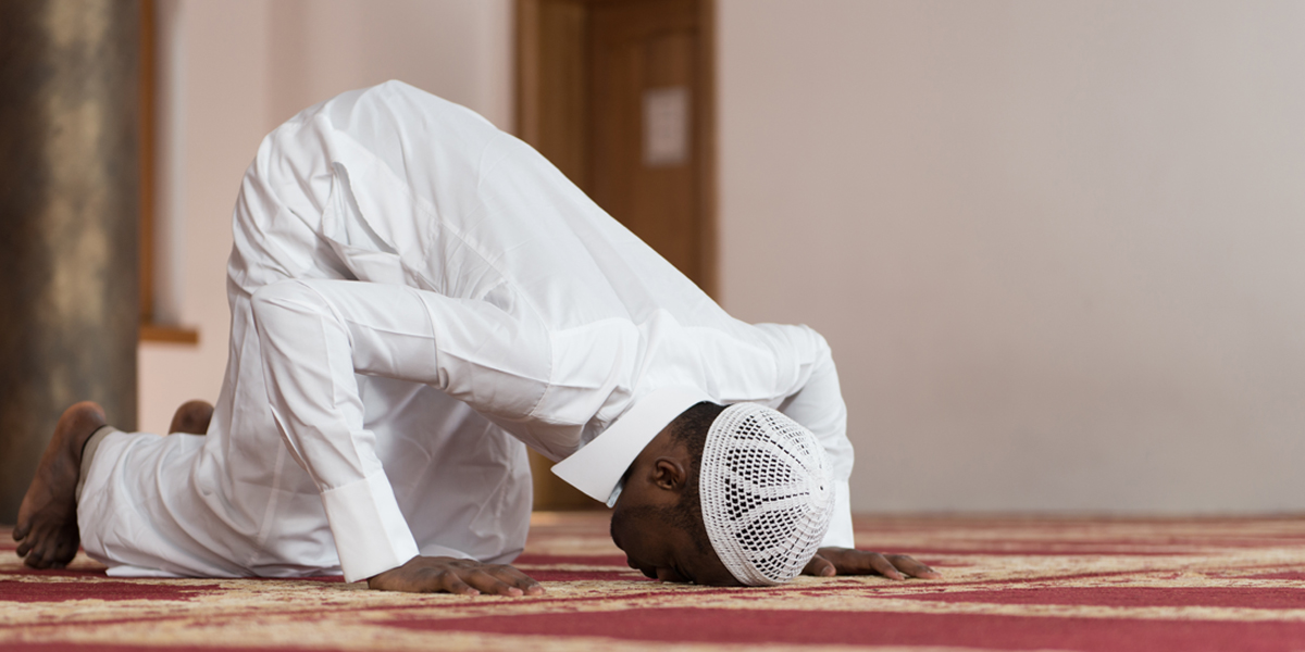 web3-muslim-islam-prayer-prostrate-african-muslim-temple-dishdasha-shutterstock.jpg