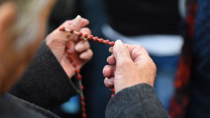 WEB3-ROSARY-HANDS-WOMAN-PRAY-DSC_6413 -Marko Vombergar-ALETEIA