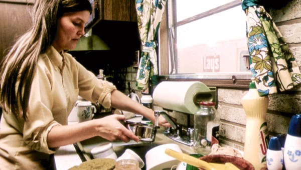WOMAN CLEANING DISHES