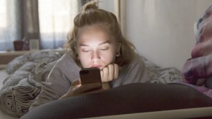 TEEN,GIRL,BED,PHONE