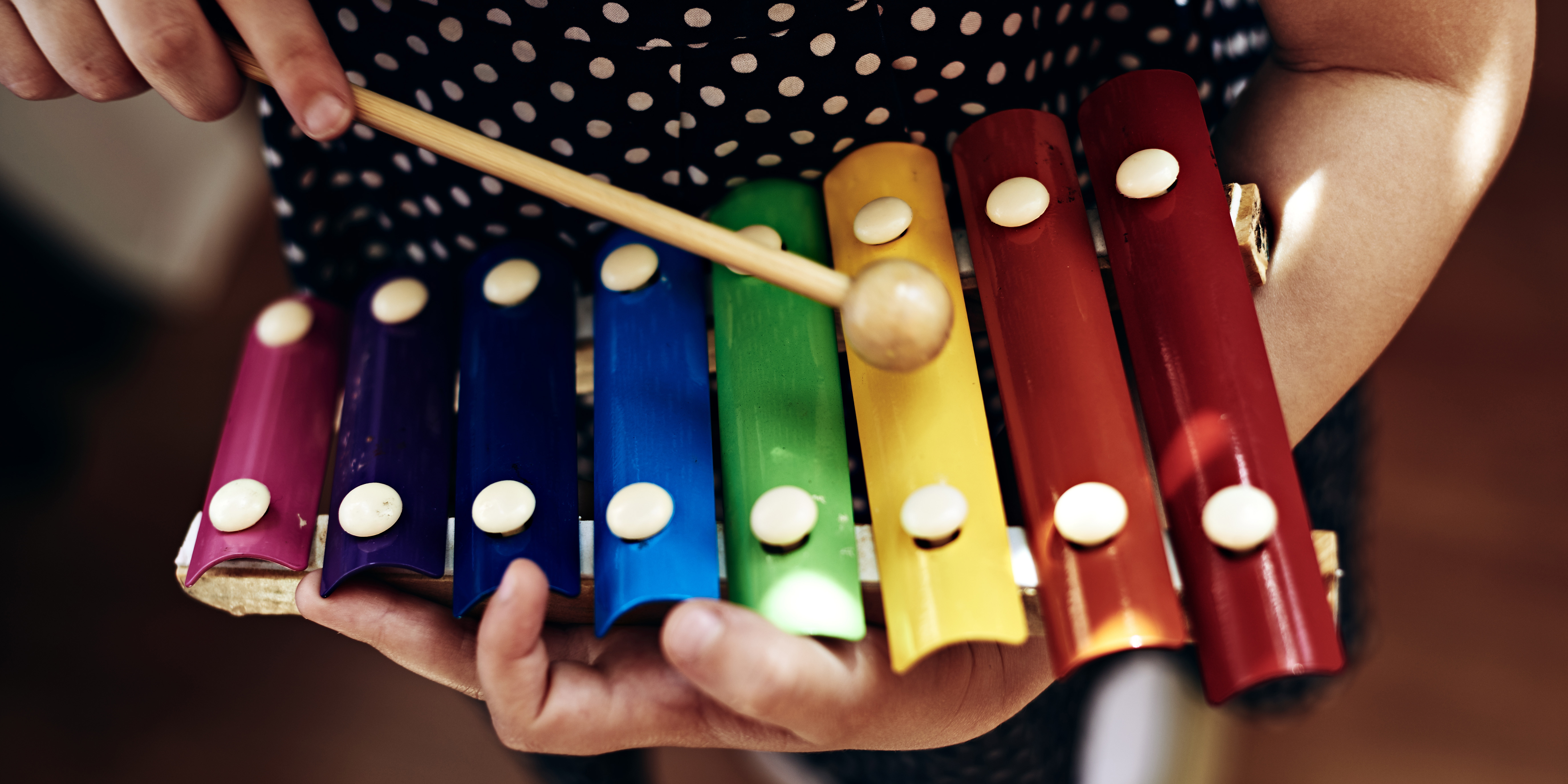 WEB-KID-PLAYING-XYLOPHONE-COLOR-Stasique I Shutterstock