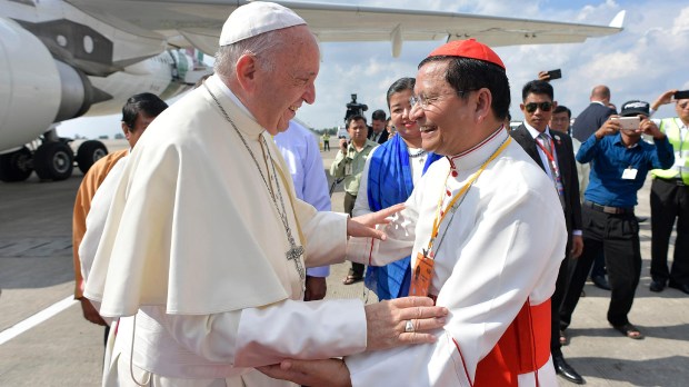WEB2-POPE-FRANCIS-MYANMAR-CARDINAL-000_UM9G3-Osservatore-Romano-AFP