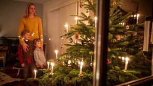 FAMILY WITH CHRISTMAS TREE