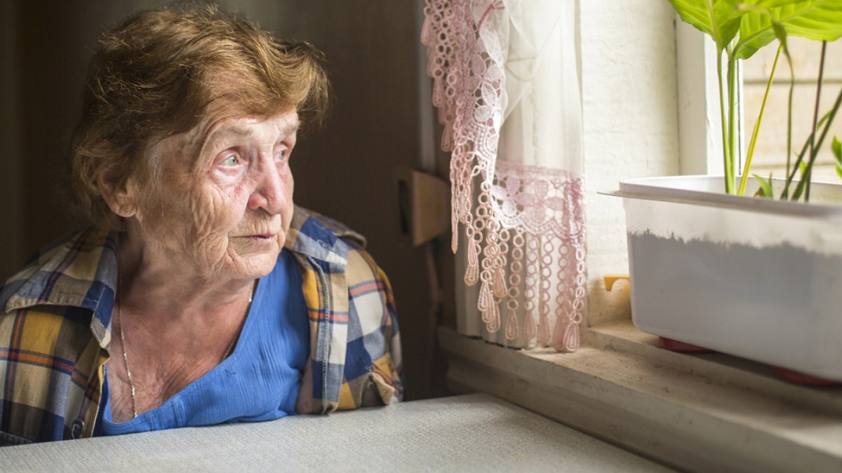 ELDERLY,WOMAN,ALONE