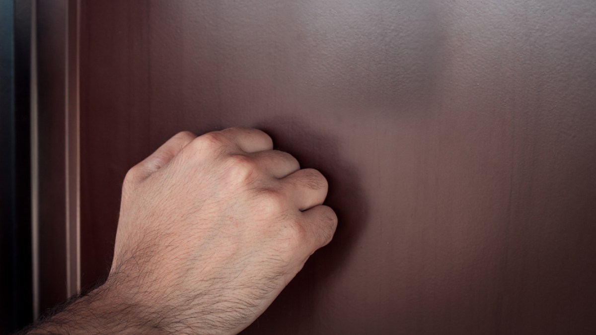 HAND,KNOCKING,DOOR