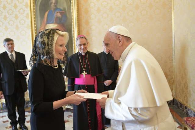 Callista_Gingrich_presents_her_credentials_to_Pope_Francis_at_the_Apostolic_Palace_Dec_22_2017_Credit_LOsservatore_Romano_CNA