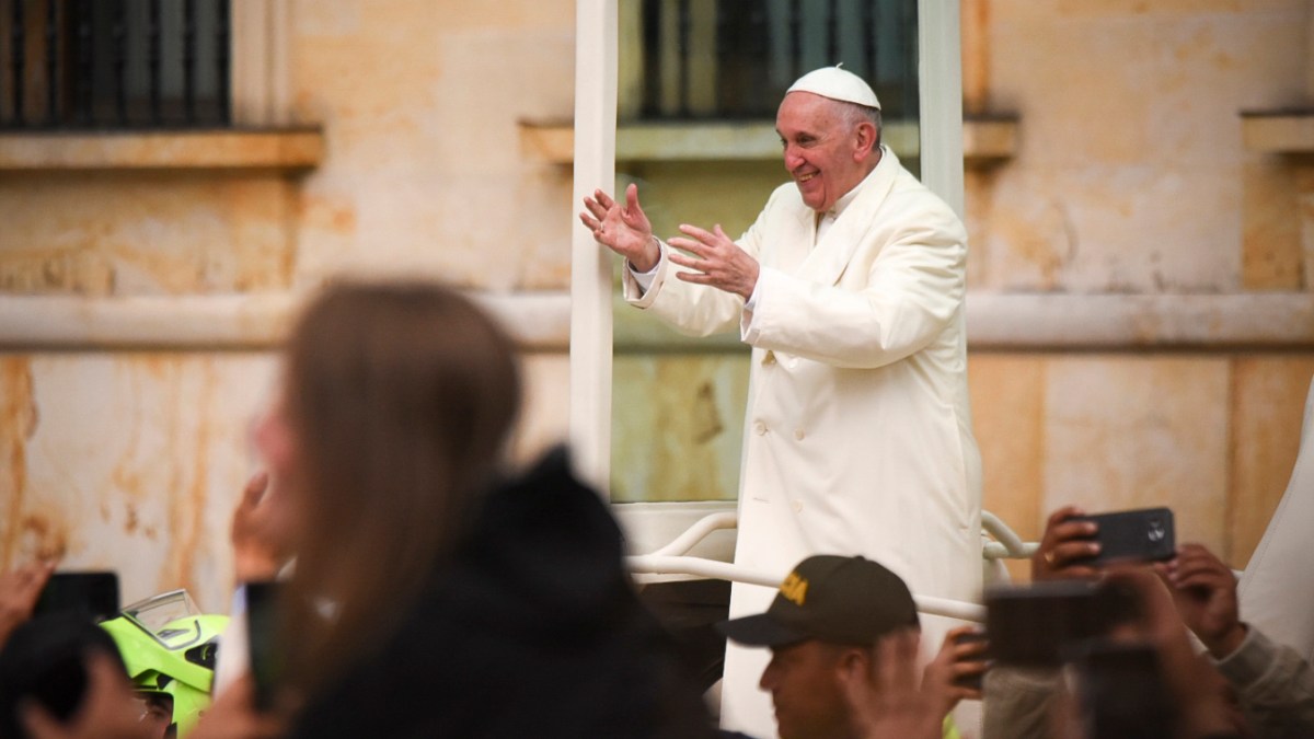 Pope Francis greets the Crowds