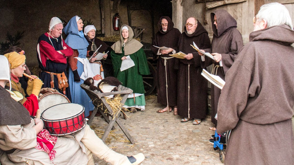PEOPLE SINGING