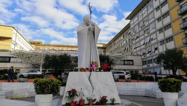 Statue John Paul II