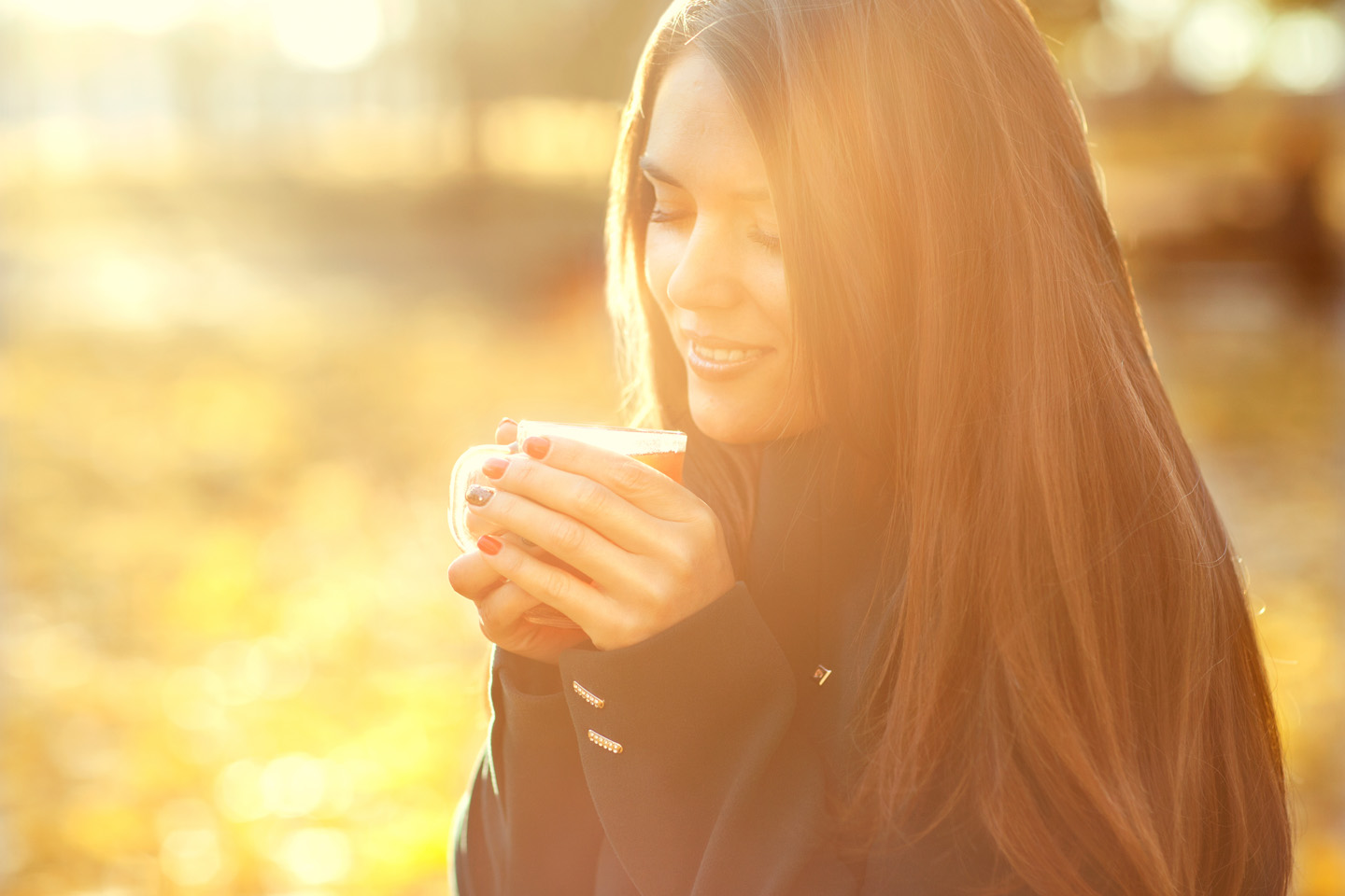 WEB-WOMAN-TEA-CUP-SUN-CALM-Shutterstock_336592760- Rock and Wasp-AI