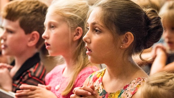 CHILDREN KNEELING AT MASS