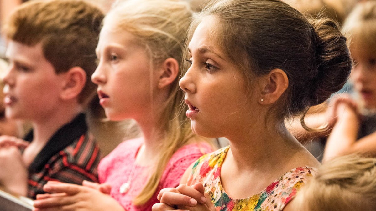 CHILDREN KNEELING AT MASS