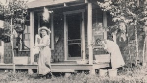 OLD,PHOTOGRAPH,VINTAGE,WOMEN,LAUNDRY