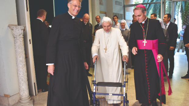 Papa Bento XVI andador
