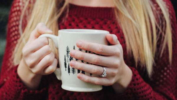 WOMAN DRINKING COFFEE