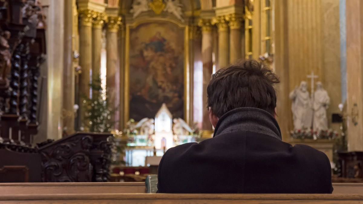 MAN,PRAYING,CHURCH