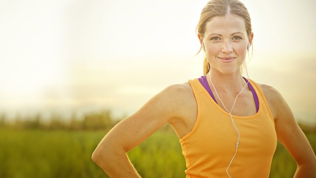 HAPPY,WOMAN,EXERCISING,OUTDOORS