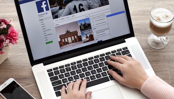 WOMAN - MACBOOK - FACEBOOK