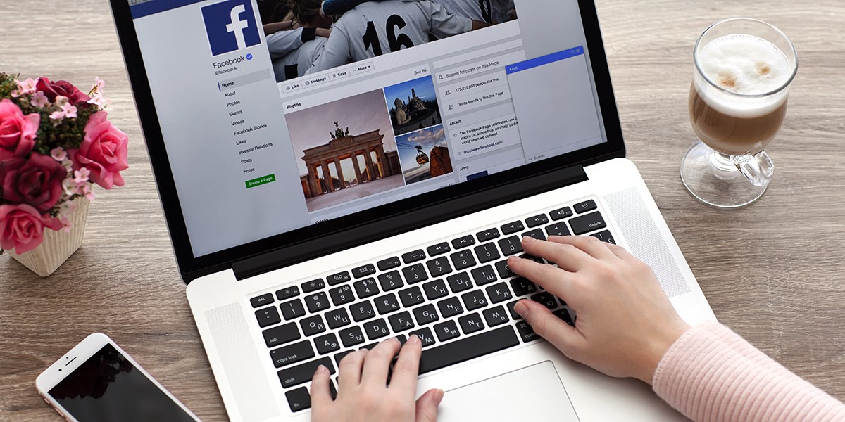 WOMAN - MACBOOK - FACEBOOK