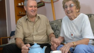 FRIENDS DRINKING TEA