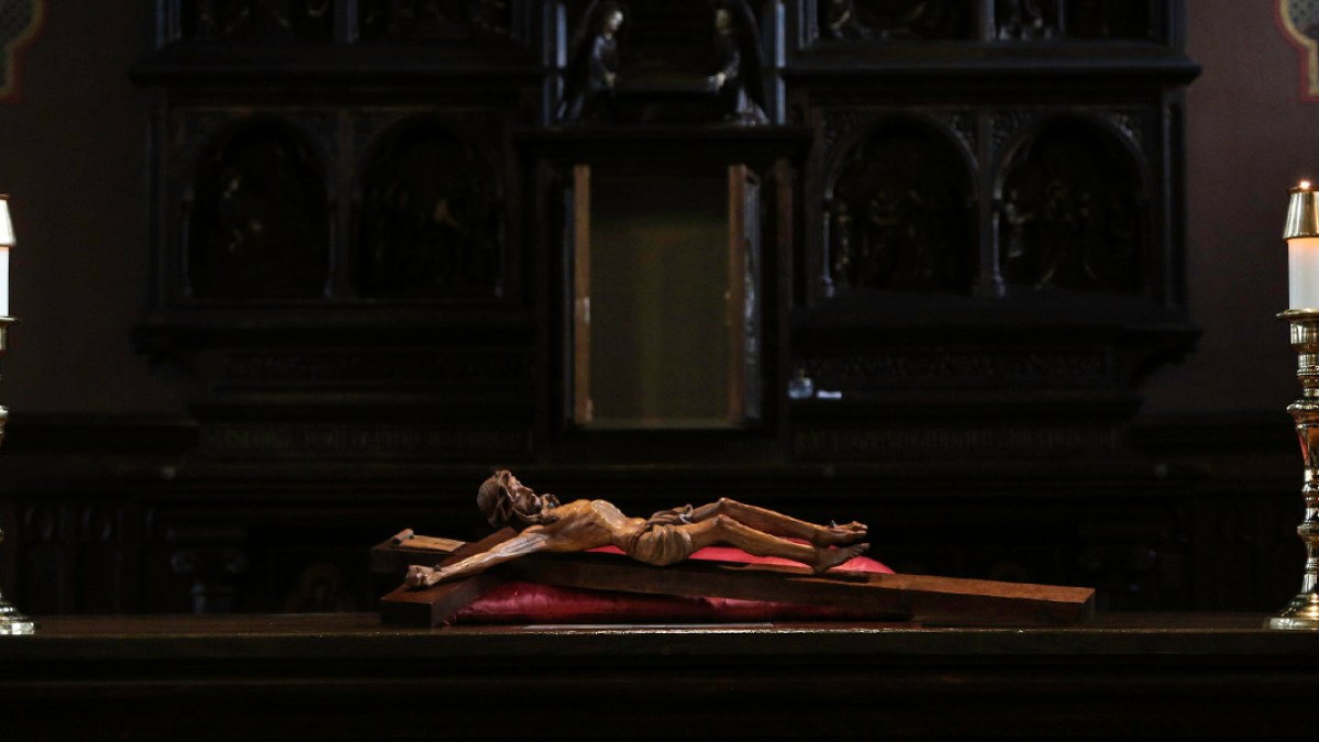 CRUCIFIX,ALTAR,GOOD FRIDAY