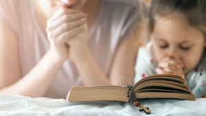 FAMILY PRAYING