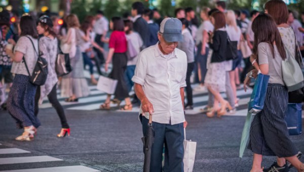 MAN CROSSING THE SHIBUYA SCRAMBLE