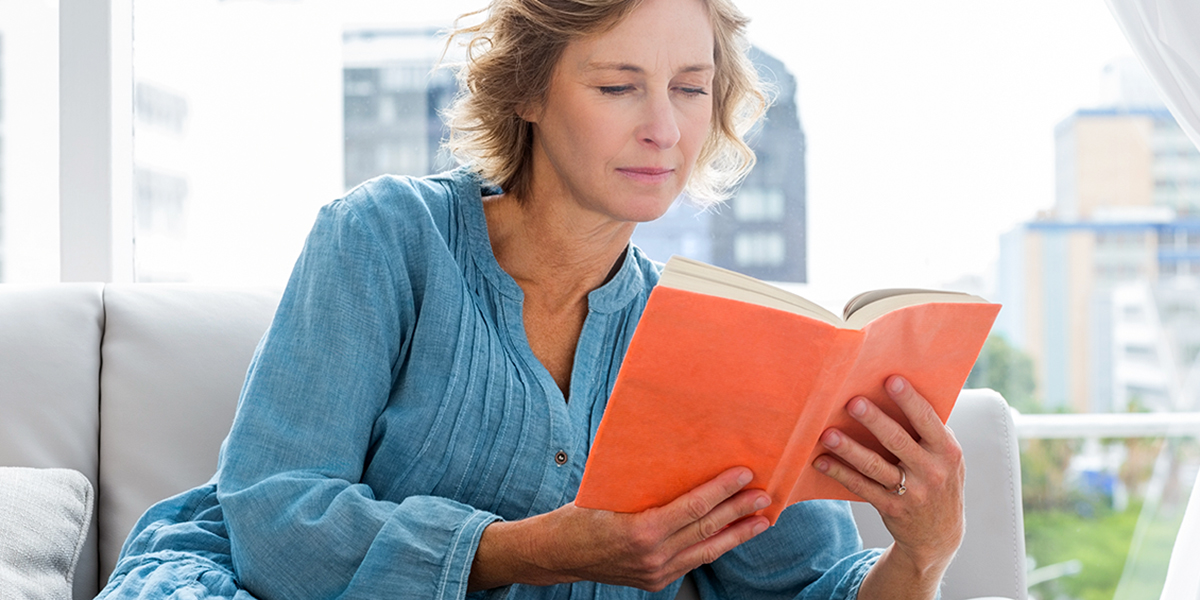 WOMAN READING