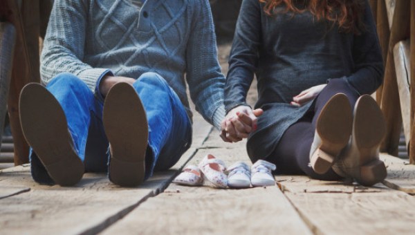 COUPLE SITTING,HOLDING HANDS