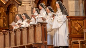 NUNS,ADORATION,PARIS