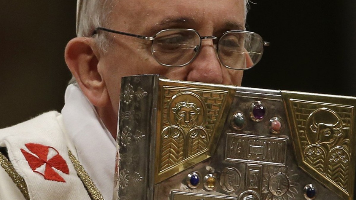 PAPIEŻ FRANCISZEK Z EWANGELIARZEM