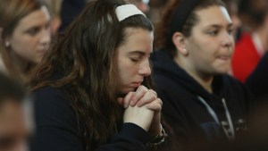 WOMAN,PRAYING,MASS