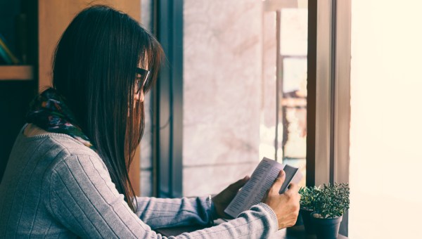 YOUNG,WOMAN,STUDY,SCRIPTURE