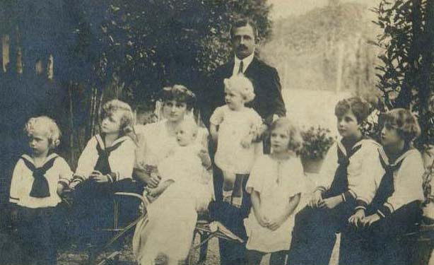 Charles_I_of_Austria,_Zita_and_seven_of_eight_children