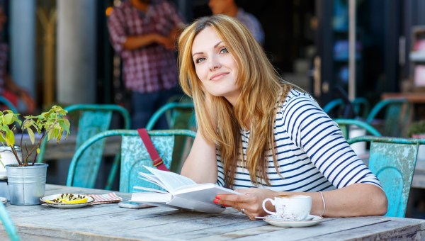 WOMAN,READING,CAFE