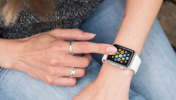 WOMAN,FITNESS,TRACKER,APPLE WATCH