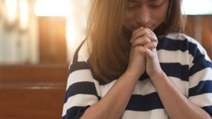 ASIAN,WOMAN,PRAYING,CHURCH