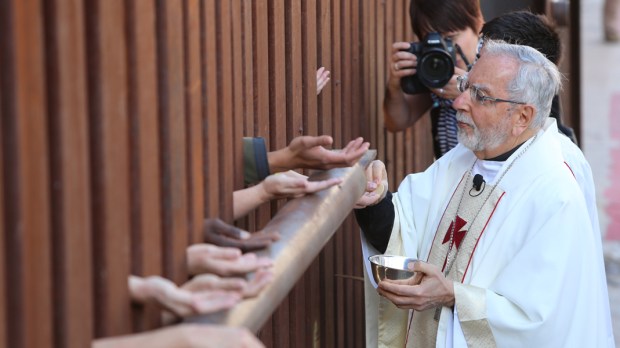 WEB3 CATHOLIC COMMUNION MASS IMMIGRANTS IMMIGRATION MEXICAN MEXICO BORDER CARDINAL SEAN O MALLEY MASS ON THE BORDER Boston Catholic George Martell The Pilot Media Group CC BY-ND 2.0